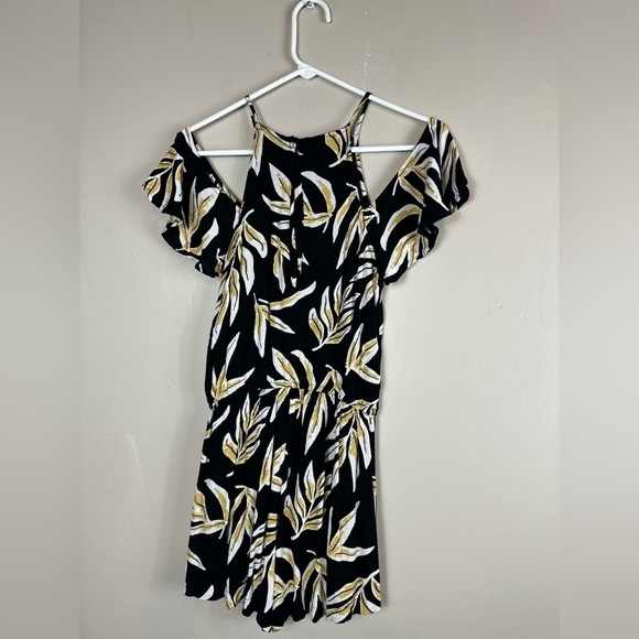 Mud Pie Pants - Mudpie  xsmall romper 16 p2p 11 waist 2-1/2 inseam spot on left top